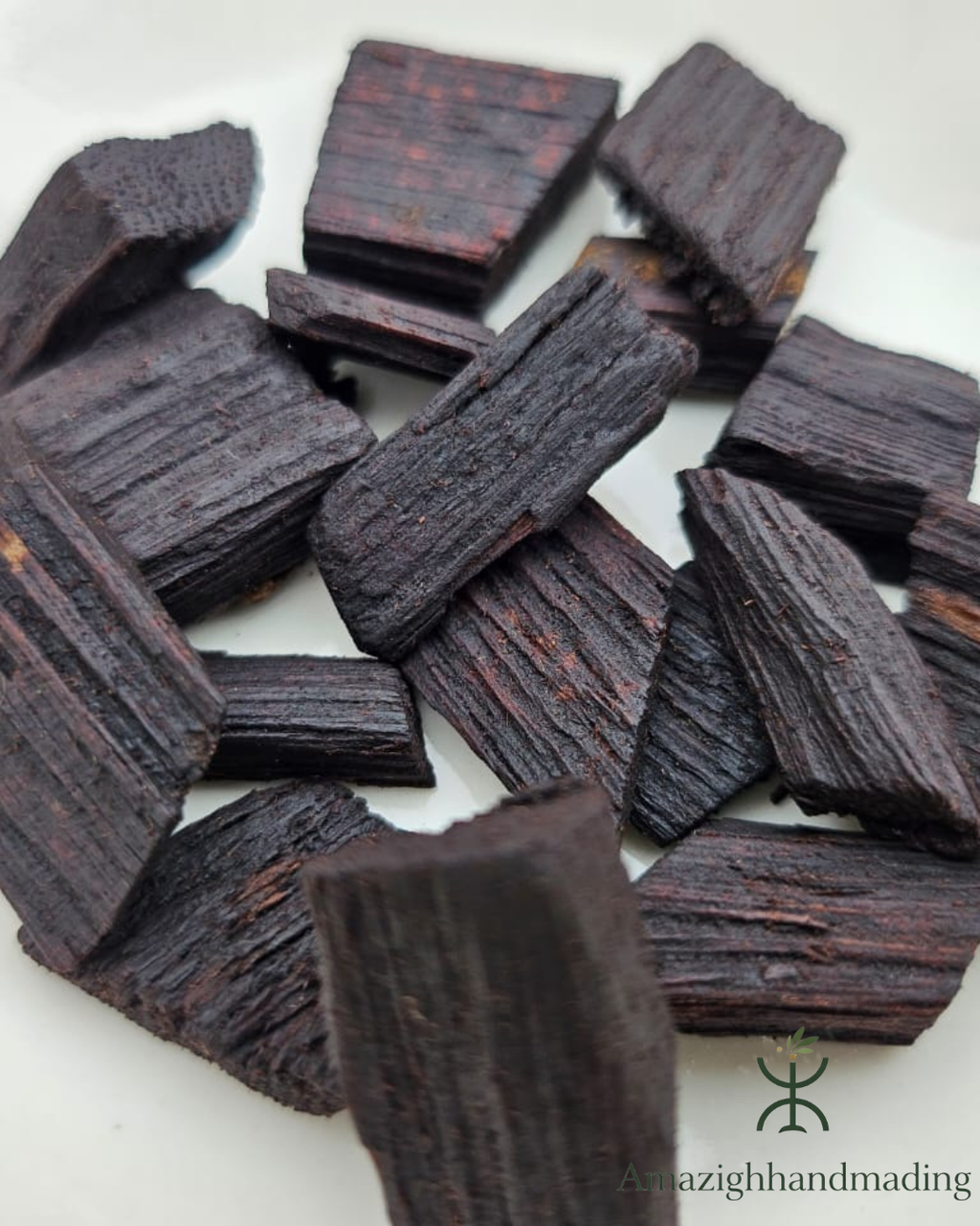 Natural Oud Bakhoor – Aromatic Wood Chips for Home Fragrance & Traditional Use