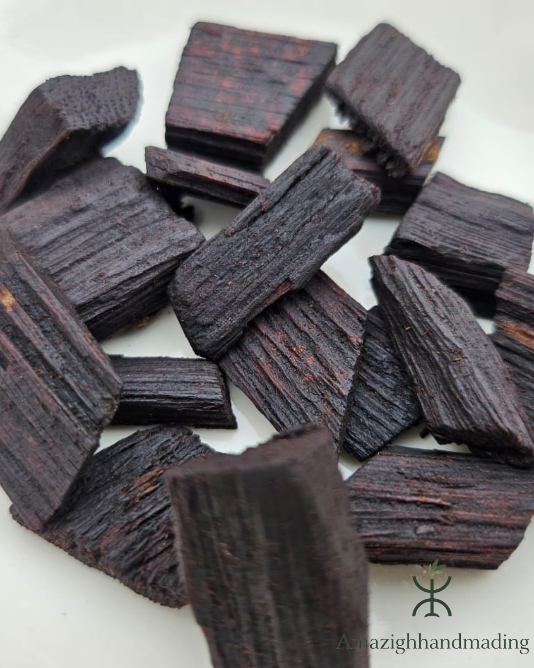 Natural Oud Bakhoor – Aromatic Wood Chips for Home Fragrance & Traditional Use