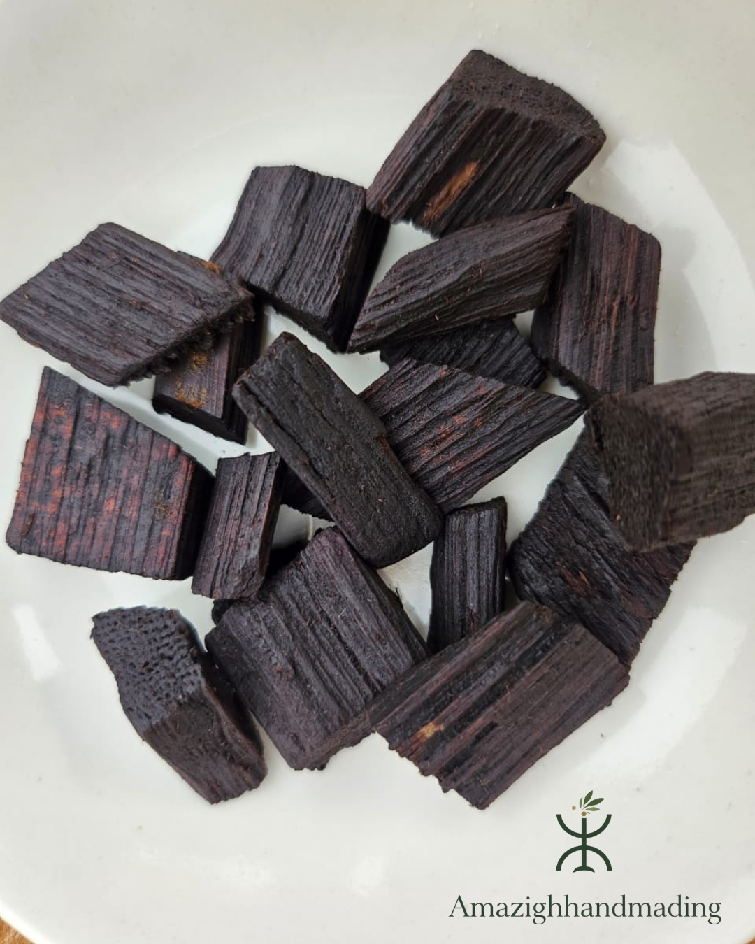 Natural Oud Bakhoor – Aromatic Wood Chips for Home Fragrance & Traditional Use